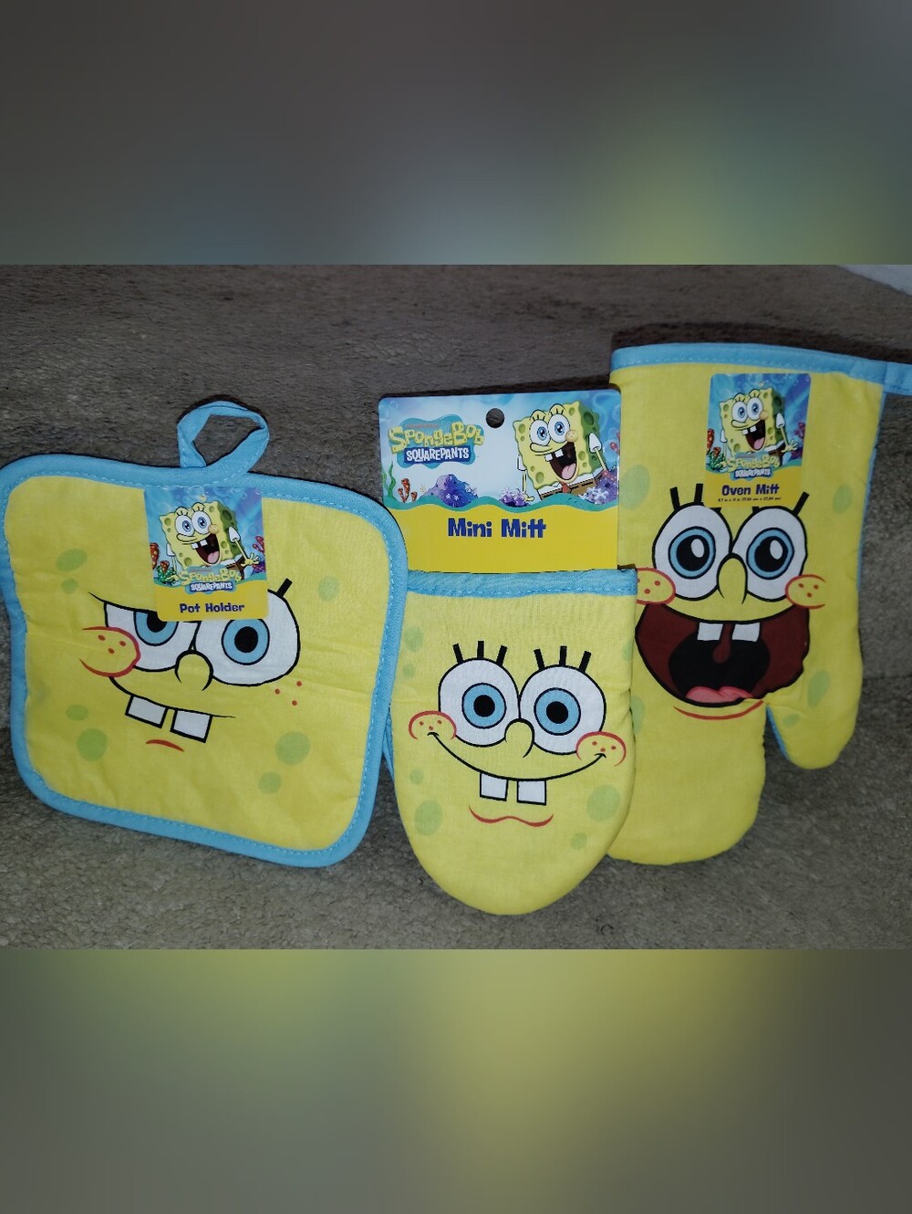 SpongeBob SquarePants Yellow Kids Oven Mitt & Pot Holder Set. New